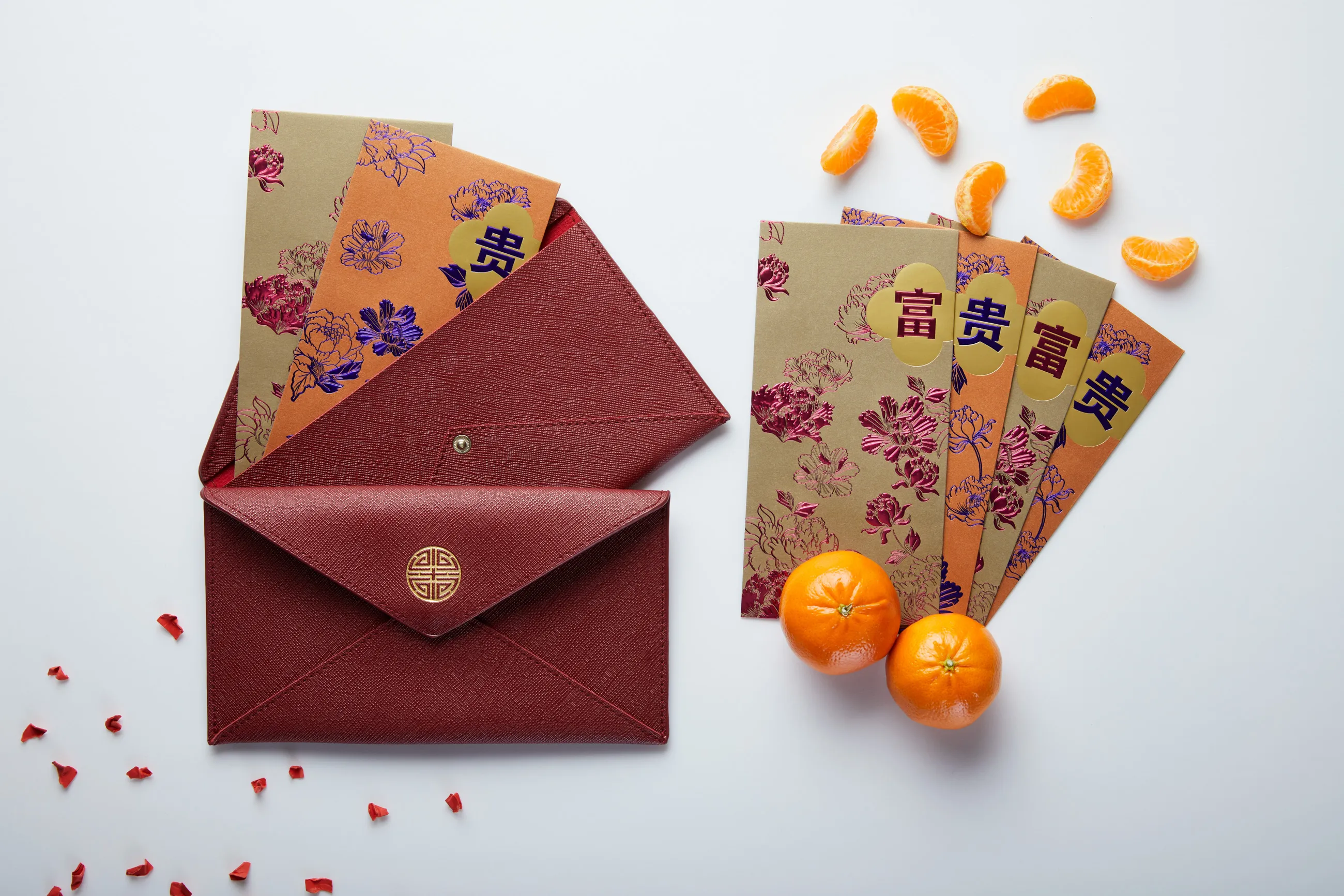 Produced exclusively for Frasers Property, this set of six CNY angbaos features a classy, timeless design. The